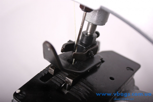 GK26-1A является одноигольной машиной. Шьет однониточным цепным стежком. GK26-1A является одноигольной машиной. Шьет однониточным цепным стежком.